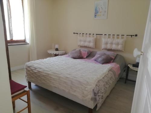 Ένα ή περισσότερα κρεβάτια σε δωμάτιο στο Au chalet d'Anna