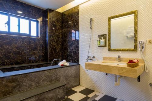 a bathroom with a sink and a mirror at 埔里夏都華蔓山林日式會館 Puli Huaman Villa in Puli