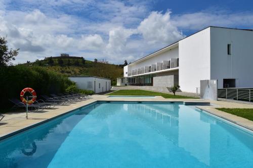 a swimming pool in front of a building at Pousada Convento de Arraiolos in Arraiolos