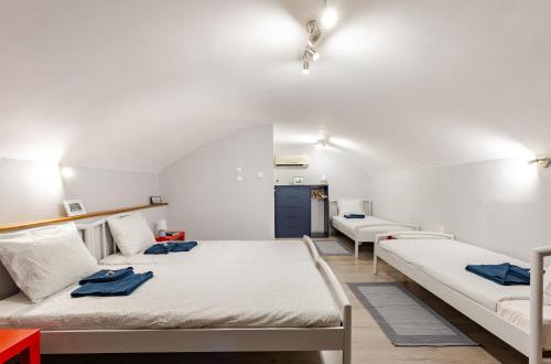 Cette chambre comprend deux lits et un canapé. dans l'établissement Astoria Heritage Suites, à Budapest