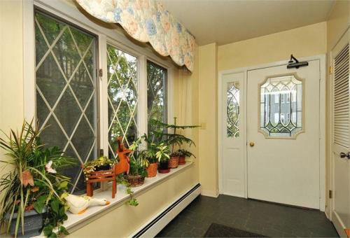 Cette chambre dispose d'une fenêtre avec un bouquet de plantes. dans l'établissement Second Street Suite, à Clearfield