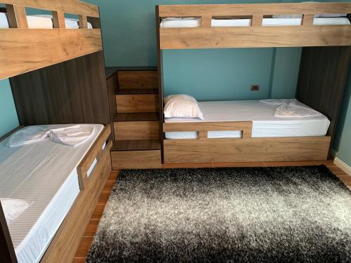 Двухъярусная кровать или двухъярусные кровати в номере EKA Luxury Two-Bedroom Premium Penthouse