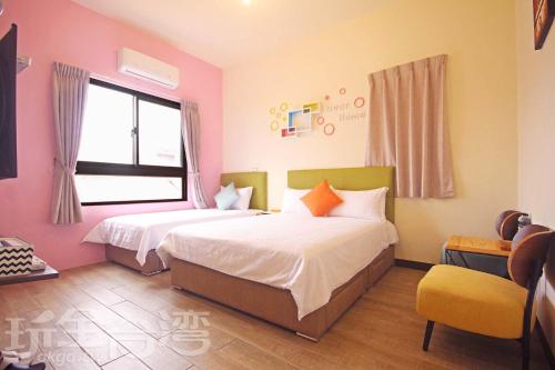 a bedroom with two beds and a window at Ba Ba Xiao Wu 2 in Jinning
