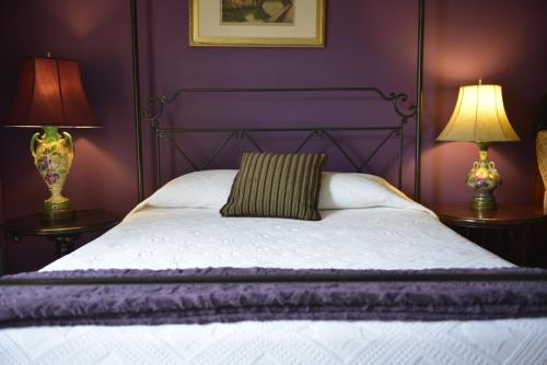 Hotel Tabard Innにあるベッド