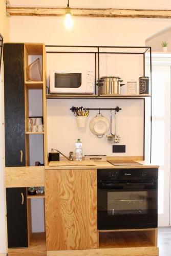 a kitchen with a microwave and a stove at Ragusa 2 al mare in Marina di Ragusa