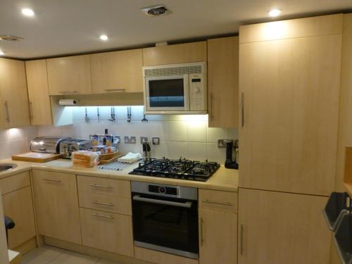 Dapur atau dapur kecil di Earle House Serviced Apartments