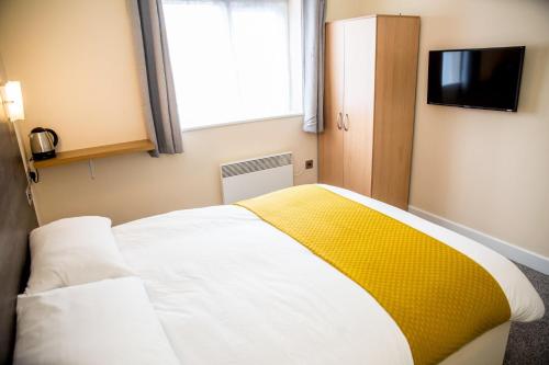 Postel nebo postele na pokoji v ubytování Halfway Hotel