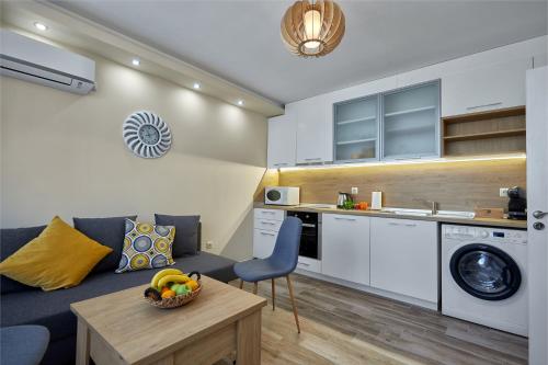 een woonkamer met een bank en een tafel met een fruitschaal bij ROMANCE APARTAMENT & Free Parking in Boergas