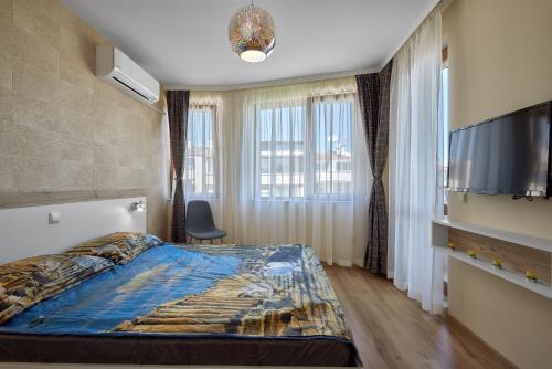een slaapkamer met een bed en een flatscreen-tv bij ROMANCE APARTAMENT & Free Parking in Boergas