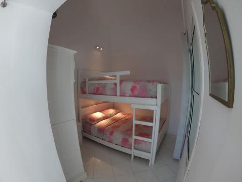 Cette petite chambre blanche comprend 2 lits superposés. dans l'établissement Tanger Cap Spartel - Duplex 110m2 face aux plages, à Tanger