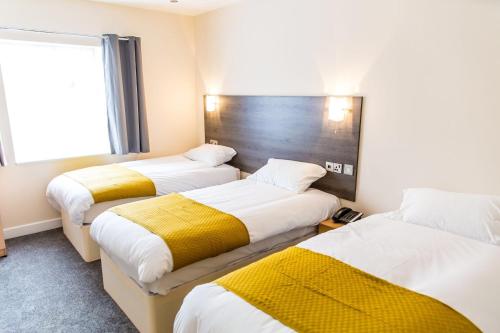 Кровать или кровати в номере Halfway Hotel