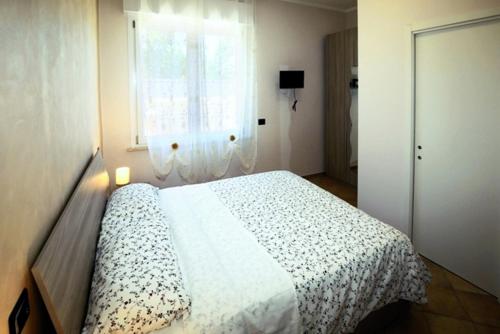 una camera con un letto bianco e una finestra di B&B Passalacqua a Ortona