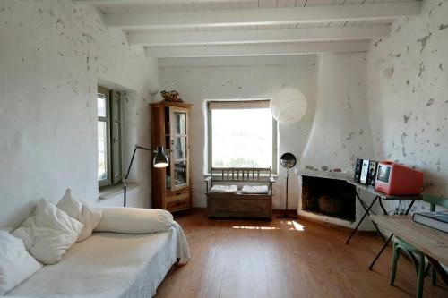 sala de estar con sofá blanco y chimenea en BUFO - Serifians, en Serifos Chora