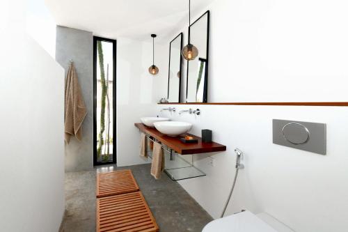 Ένα μπάνιο στο Villa Casajable