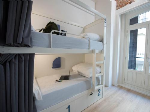 room00 Gran Vía Hostelにあるベッド