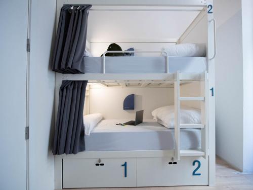 room00 Gran Vía Hostelにあるベッド