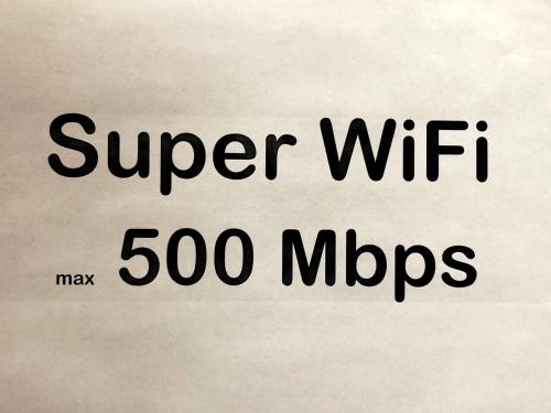 un cartel con las palabras super wifi mbps en Süle Apartments & Rooms, en Balatonfüred