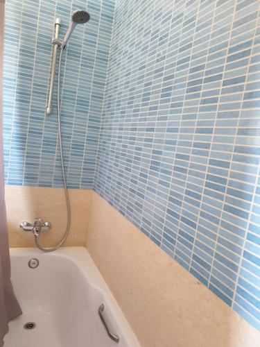 Et badeværelse på Albufeira Oura Beach V4 Villa Marisa with private Pool