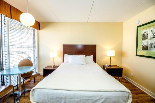 una habitación de hotel con una cama grande y una mesa en Blue Palms Resort, en Wildwood