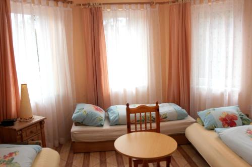 Habitación con 2 camas, mesa y ventana en Pension Dom Wypoczynkowy Ulla, en Pobierowo