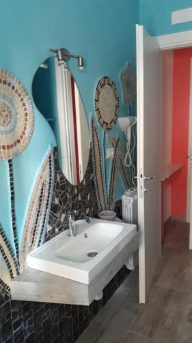方狄的住宿－La rezztella，浴室设有水槽和墙上的镜子