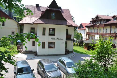 a group of cars parked in front of a building at Willa Parkowa in Szczawnica