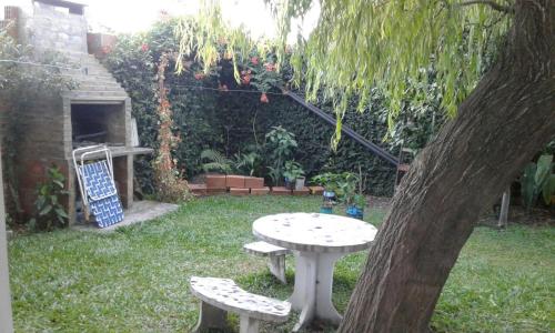 a picnic table and two benches in a yard at Departamentos Suyana in Colón