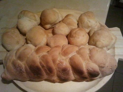 a plate of bread and rolls on a table at Pensiunea Popasul Iancului in Mărişel