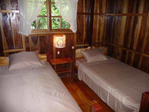Giường trong phòng chung tại Topos Tree House