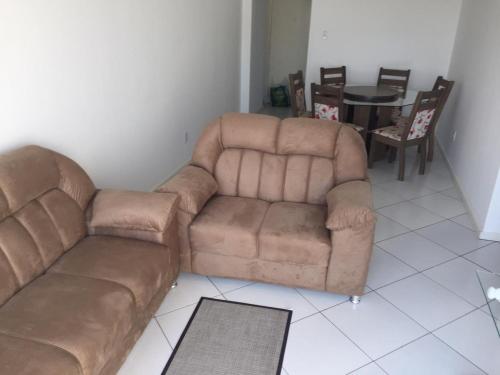 uma sala de estar com um sofá e uma mesa em Apto em ótima localização! em Lages