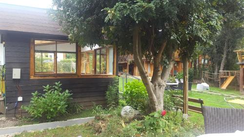 Een tuin van Cabañas Spa Bungalows Huarranchi