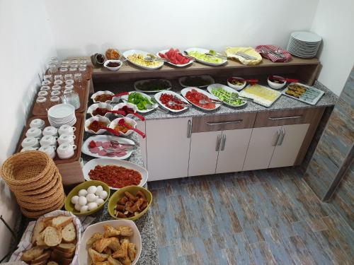Un buffet con muchos tipos diferentes de comida. en Limon Pansiyon, en Kas
