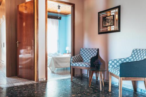 a hallway with two chairs and a table in a room at Roxanne’s Home in Limenas