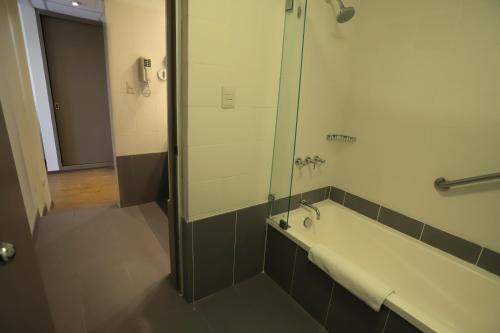 La salle de bains est pourvue d'une baignoire et d'une douche. dans l'établissement Casa Andina Select Chiclayo, à Chiclayo