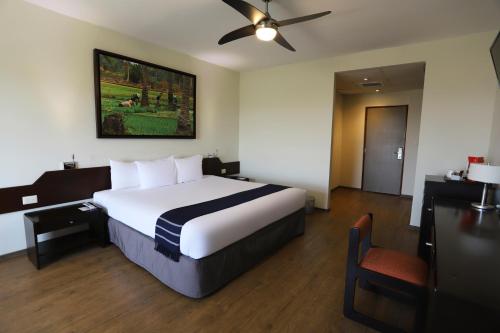 a bedroom with a large bed and a ceiling fan at Casa Andina Select Chiclayo in Chiclayo