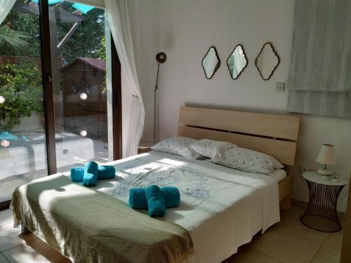 een slaapkamer met een bed met blauwe handdoeken bij LightHouse View Villa in Paphos City