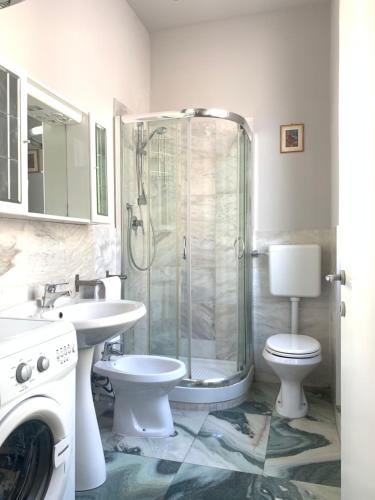 フィレンツェにあるFlorentia Homeのバスルーム(シャワー、トイレ、シンク付)