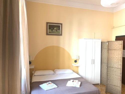 フィレンツェにあるFlorentia Homeの小さなベッドルーム(ベッド2台付)