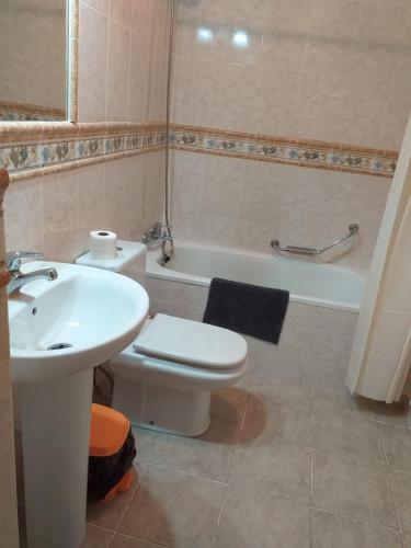 W łazience znajduje się umywalka, toaleta i wanna. w obiekcie APARTAMENTOS MARIA w mieście La Restinga