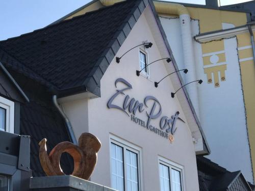 Hotel Gasthof Zur Postに飾ってある許可証、賞状、看板またはその他の書類
