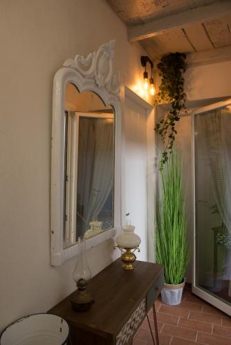 a mirror on a wall next to a table at La Casa del Comandante in Sulzano