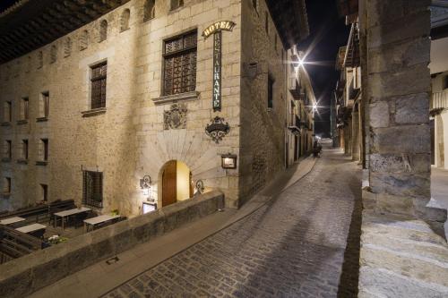 an alley in an old building at night at Hotel Cardenal Ram in Morella