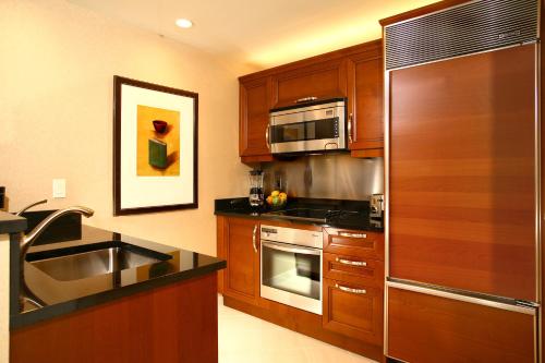 Cuisine ou kitchenette dans l'établissement Luxury Suites International at The Signature