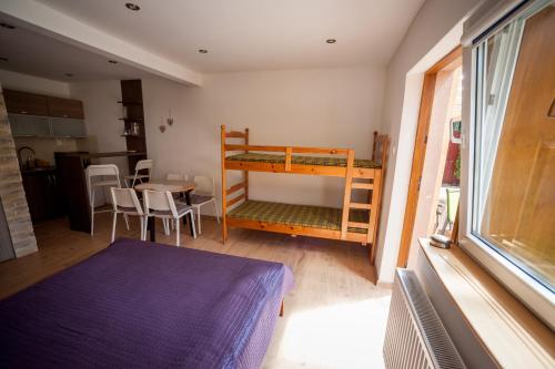 ein Schlafzimmer mit einem Etagenbett und einem Tisch in der Unterkunft U Jarka in Smołdziński Las