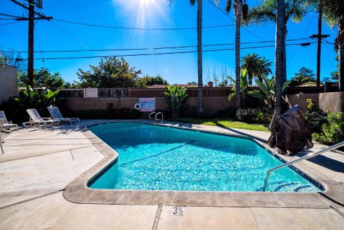 Kolam renang di atau dekat dengan Regency Inn & Suites Downey