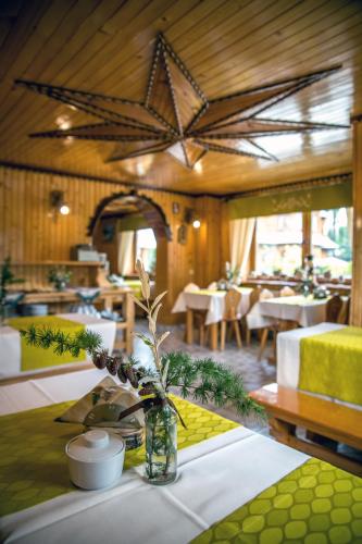 een kamer met een tafel met een vaas met een plant bij Dom Wypoczynkowy Julia in Białka Tatrzanska