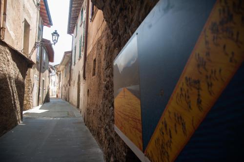 an alley with a sign on the side of a building at La Casa del Comandante in Sulzano