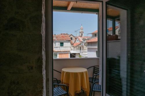 uma vista a partir de uma varanda com uma mesa e cadeiras em Devivi Apartments em Split