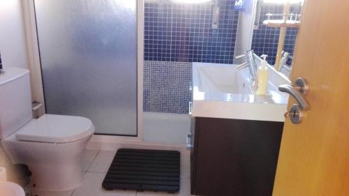 W łazience znajduje się prysznic, toaleta i umywalka. w obiekcie Villa mar w Albufeirze
