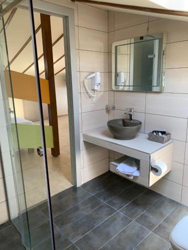 Koupelna v ubytování Avra Hotel